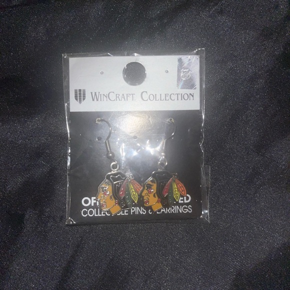 Limited edition nwt nhl Chicago Blackhawk earrings - Picture 1 of 1